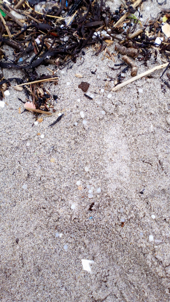 Larmes de sirène ans le sable, symbole du plastique en mer.