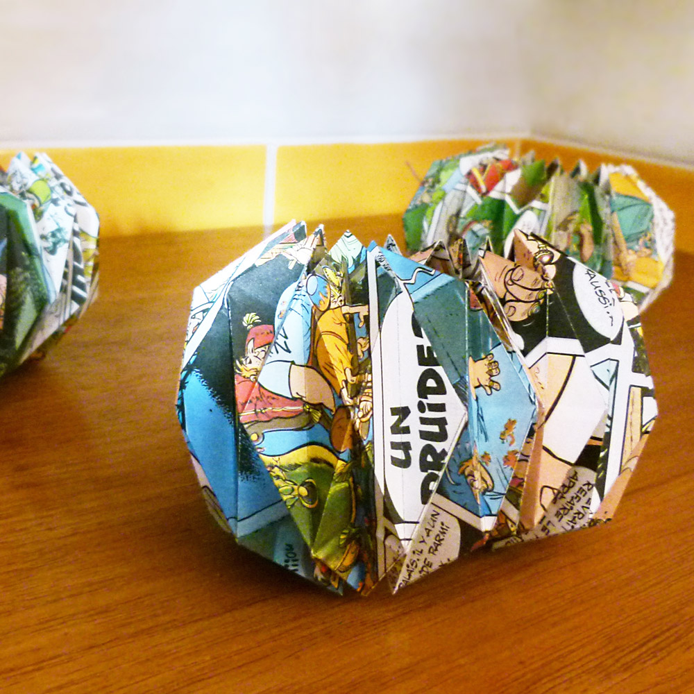 Des boules de papier pour une décoration zéro déchet.