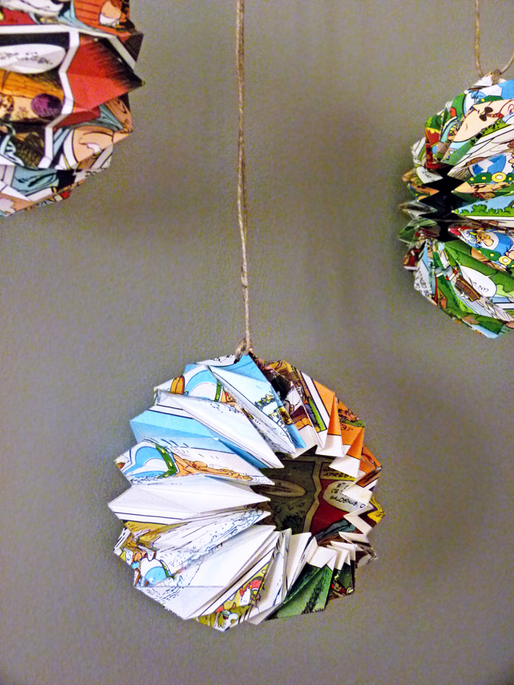 Des boules de Noël originales, colorées et esthétique grâce au pliage de papier.