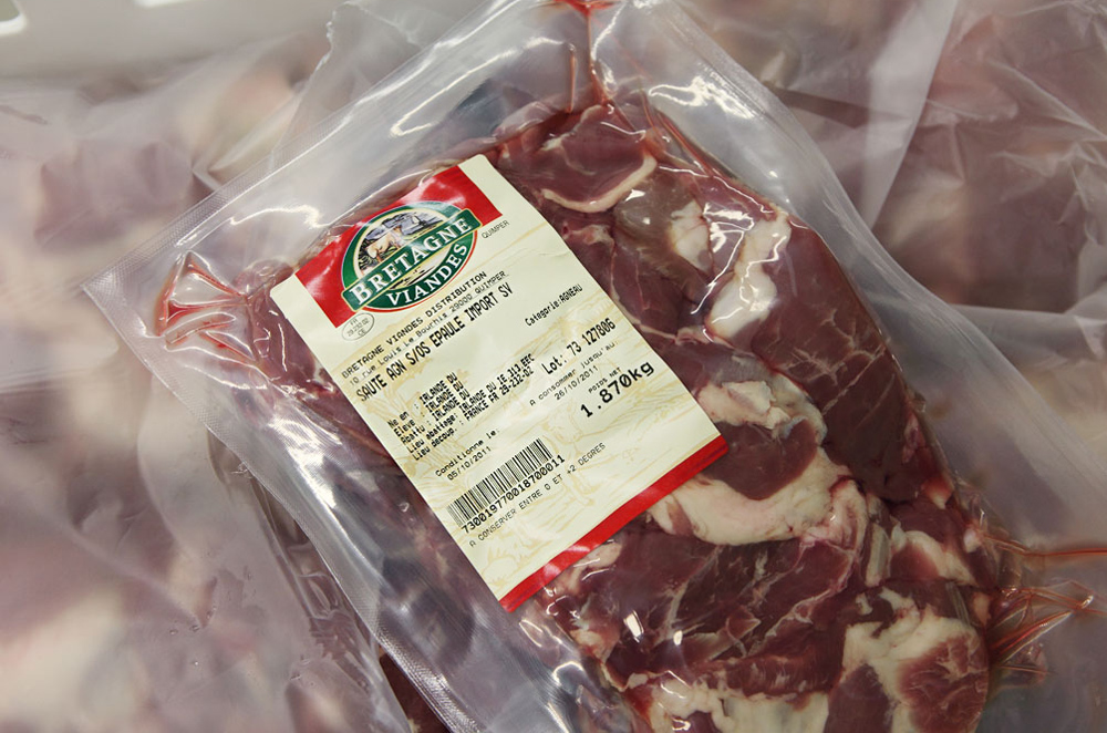 La cuisine centrale achète de la viande importée et emballée dans du plastique.
